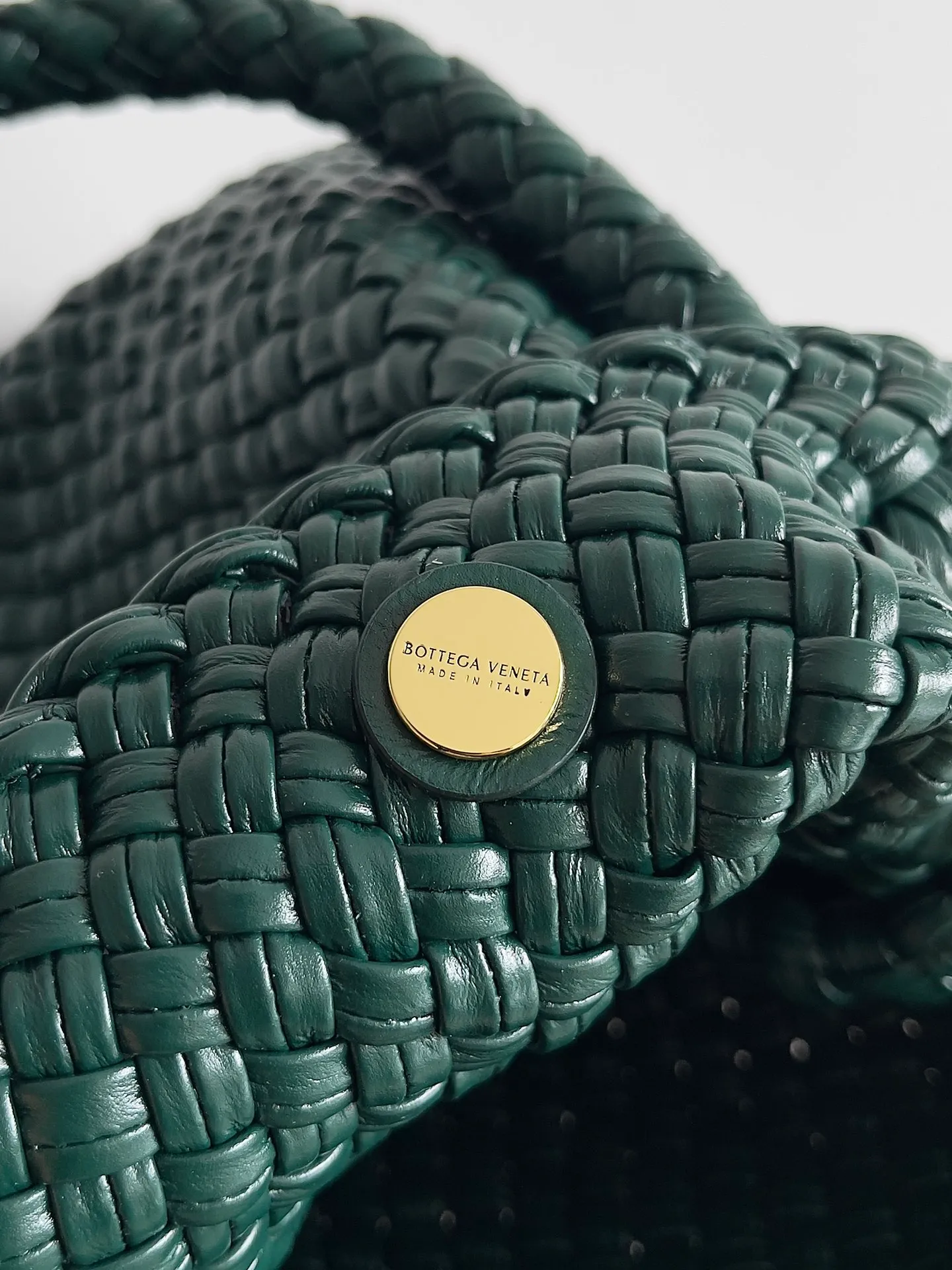 Batch 5760 BV collectible small woven handbags are really YYDS!! Bottega Veneta’s most classic small woven handbags are back! ! We use the highest quality leather with the highest craftsmanship❤️ to create the most expensive works. We have created the original Intrecciato leather weaving process❤️ This unique traditional exclusive leather weaving method has not only become our logo but also reflects the time-consuming and labor-intensive craftsmanship of our products❤️ The new TOSCA handbag must be a selection worth collecting🆕⚠️⚠️Babies, malachite can be sold separately and can be assembled by yourself Style number: 716974 Size: 27*9*18cm